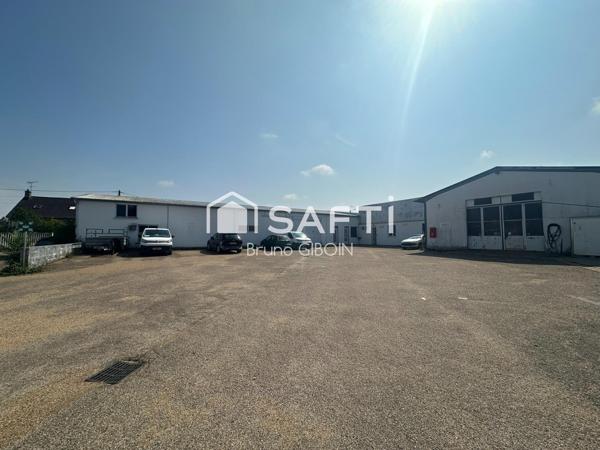 Locaux 880 m² comprenant stockage, atelier, bureaux.