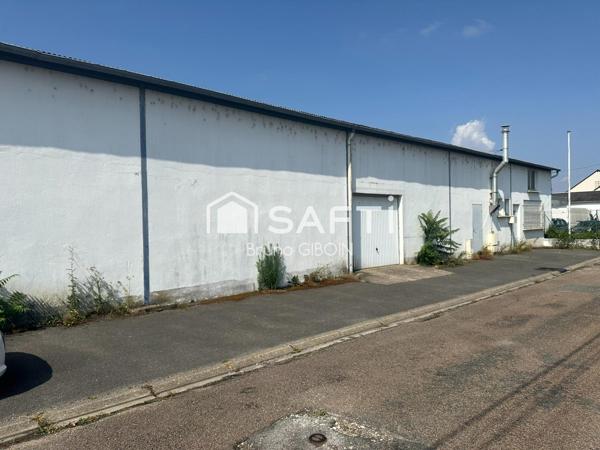 Locaux 880 m² comprenant stockage, atelier, bureaux.