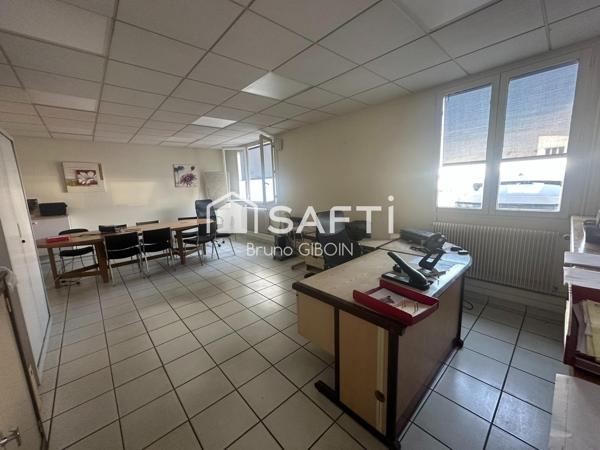 Locaux 880 m² comprenant stockage, atelier, bureaux.