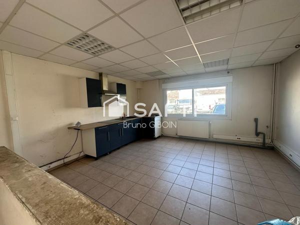 Locaux 880 m² comprenant stockage, atelier, bureaux.