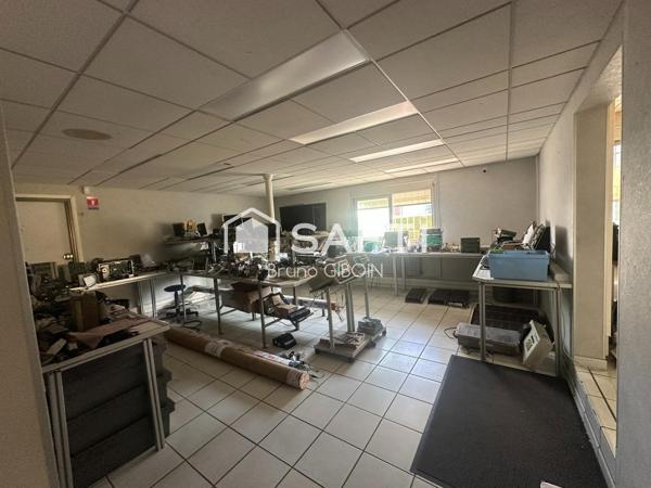Locaux 880 m² comprenant stockage, atelier, bureaux.