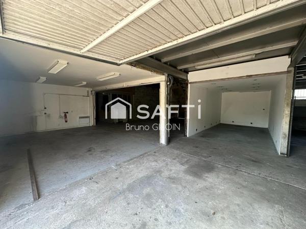 Locaux 880 m² comprenant stockage, atelier, bureaux.