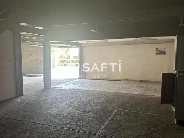 Locaux 880 m² comprenant stockage, atelier, bureaux.