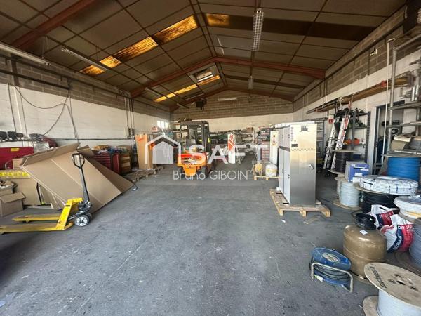 Locaux 880 m² comprenant stockage, atelier, bureaux.