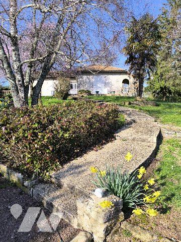 BELLE VILLA QUATRE CHAMBRES HANGAR JARDIN 1900 m²