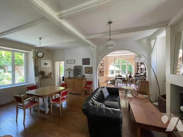 NOUVEAU "Chez des Notaires à Mes Côtés", très rare à la vente, niché dans le centre-ville de FA...