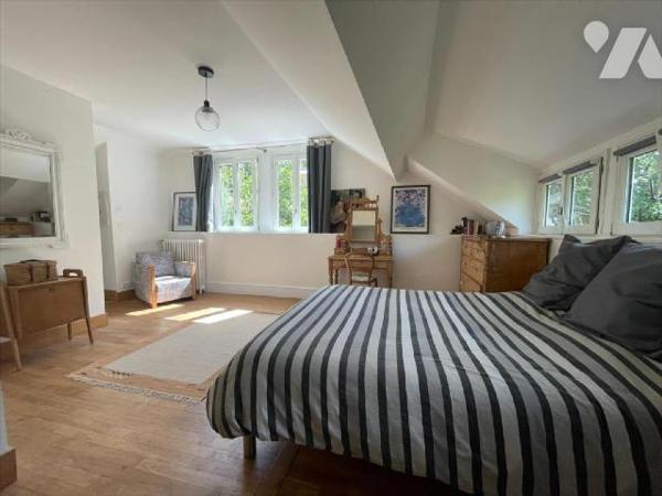 NOUVEAU "Chez des Notaires à Mes Côtés", très rare à la vente, niché dans le centre-ville de FA...