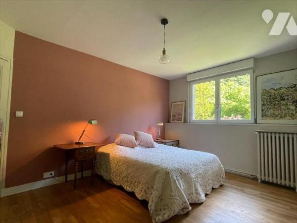 NOUVEAU "Chez des Notaires à Mes Côtés", très rare à la vente, niché dans le centre-ville de FA...