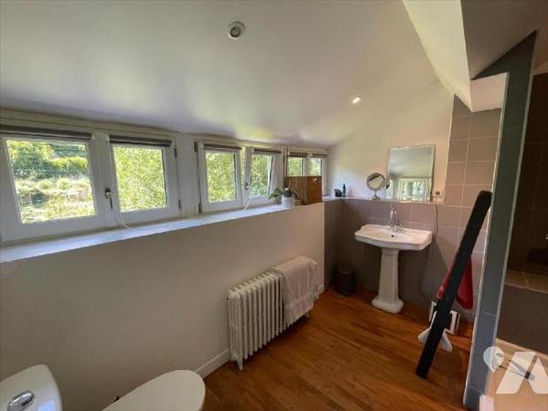 NOUVEAU "Chez des Notaires à Mes Côtés", très rare à la vente, niché dans le centre-ville de FA...