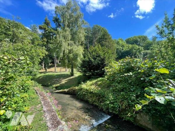 NOUVEAU "Chez des Notaires à Mes Côtés", très rare à la vente, niché dans le centre-ville de FA...