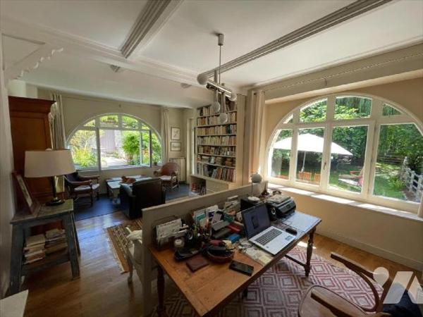 NOUVEAU "Chez des Notaires à Mes Côtés", très rare à la vente, niché dans le centre-ville de FA...