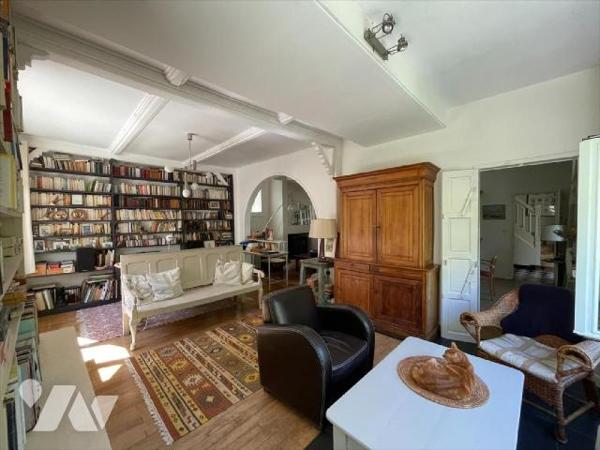 NOUVEAU "Chez des Notaires à Mes Côtés", très rare à la vente, niché dans le centre-ville de FA...