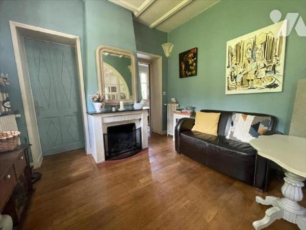 NOUVEAU "Chez des Notaires à Mes Côtés", très rare à la vente, niché dans le centre-ville de FA...