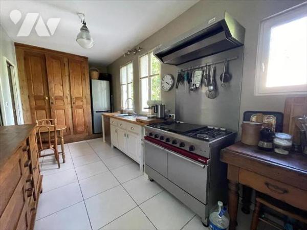 NOUVEAU "Chez des Notaires à Mes Côtés", très rare à la vente, niché dans le centre-ville de FA...