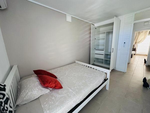 A LOUER Joli T3 entièrement rénové et meublé  situé à la résidence les Seuils à Raizet.