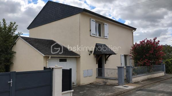 🏡 Maison familiale 5 pièces – 4 chambres – Nazelles-Négron

Située dans un environnement calme, cette maison bénéficie d'un emplacement recherché, à proximité des commerces, de la gare et à seulement 3 km du centre-ville d'Amboise.

✨ Édifiée sur un terrain de 300 m², elle comprend :
✔️ Une entrée
✔️ Une cuisine
✔️ Un double séjour lumineux
✔️ Un WC indépendant
✔️ Un accès direct au garage

🛏️ À l'étage :
✔️ 4 chambres
✔️ Une salle d'eau avec WC

🌿 Une belle opportunité pour une famille souhaitant créer un intérieur à son image. Avec quelques travaux de rénovation, cette maison pourra révéler tout son potentiel et devenir un véritable cocon, personnalisé selon vos envies et vos goûts.

📞 Envie d'en savoir plus ou de programmer une visite ? Contactez-moi !