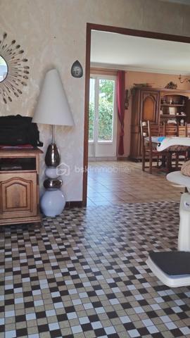 🏡 Maison familiale 5 pièces – 4 chambres – Nazelles-Négron

Située dans un environnement calme, cette maison bénéficie d'un emplacement recherché, à proximité des commerces, de la gare et à seulement 3 km du centre-ville d'Amboise.

✨ Édifiée sur un terrain de 300 m², elle comprend :
✔️ Une entrée
✔️ Une cuisine
✔️ Un double séjour lumineux
✔️ Un WC indépendant
✔️ Un accès direct au garage

🛏️ À l'étage :
✔️ 4 chambres
✔️ Une salle d'eau avec WC

🌿 Une belle opportunité pour une famille souhaitant créer un intérieur à son image. Avec quelques travaux de rénovation, cette maison pourra révéler tout son potentiel et devenir un véritable cocon, personnalisé selon vos envies et vos goûts.

📞 Envie d'en savoir plus ou de programmer une visite ? Contactez-moi !