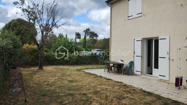 🏡 Maison familiale 5 pièces – 4 chambres – Nazelles-Négron

Située dans un environnement calme, cette maison bénéficie d'un emplacement recherché, à proximité des commerces, de la gare et à seulement 3 km du centre-ville d'Amboise.

✨ Édifiée sur un terrain de 300 m², elle comprend :
✔️ Une entrée
✔️ Une cuisine
✔️ Un double séjour lumineux
✔️ Un WC indépendant
✔️ Un accès direct au garage

🛏️ À l'étage :
✔️ 4 chambres
✔️ Une salle d'eau avec WC

🌿 Une belle opportunité pour une famille souhaitant créer un intérieur à son image. Avec quelques travaux de rénovation, cette maison pourra révéler tout son potentiel et devenir un véritable cocon, personnalisé selon vos envies et vos goûts.

📞 Envie d'en savoir plus ou de programmer une visite ? Contactez-moi !