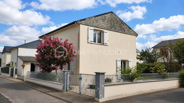 🏡 Maison familiale 5 pièces – 4 chambres – Nazelles-Négron

Située dans un environnement calme, cette maison bénéficie d'un emplacement recherché, à proximité des commerces, de la gare et à seulement 3 km du centre-ville d'Amboise.

✨ Édifiée sur un terrain de 300 m², elle comprend :
✔️ Une entrée
✔️ Une cuisine
✔️ Un double séjour lumineux
✔️ Un WC indépendant
✔️ Un accès direct au garage

🛏️ À l'étage :
✔️ 4 chambres
✔️ Une salle d'eau avec WC

🌿 Une belle opportunité pour une famille souhaitant créer un intérieur à son image. Avec quelques travaux de rénovation, cette maison pourra révéler tout son potentiel et devenir un véritable cocon, personnalisé selon vos envies et vos goûts.

📞 Envie d'en savoir plus ou de programmer une visite ? Contactez-moi !