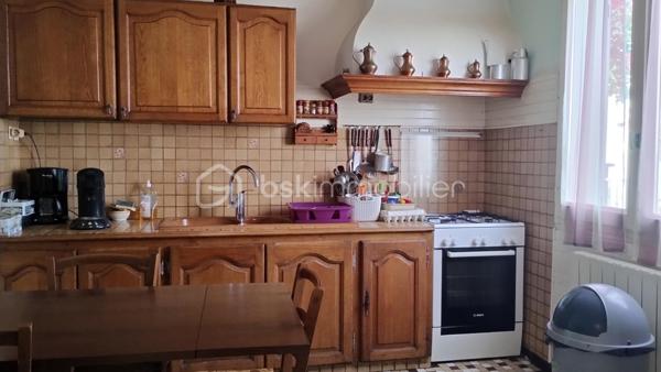 🏡 Maison familiale 5 pièces – 4 chambres – Nazelles-Négron

Située dans un environnement calme, cette maison bénéficie d'un emplacement recherché, à proximité des commerces, de la gare et à seulement 3 km du centre-ville d'Amboise.

✨ Édifiée sur un terrain de 300 m², elle comprend :
✔️ Une entrée
✔️ Une cuisine
✔️ Un double séjour lumineux
✔️ Un WC indépendant
✔️ Un accès direct au garage

🛏️ À l'étage :
✔️ 4 chambres
✔️ Une salle d'eau avec WC

🌿 Une belle opportunité pour une famille souhaitant créer un intérieur à son image. Avec quelques travaux de rénovation, cette maison pourra révéler tout son potentiel et devenir un véritable cocon, personnalisé selon vos envies et vos goûts.

📞 Envie d'en savoir plus ou de programmer une visite ? Contactez-moi !