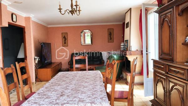 🏡 Maison familiale 5 pièces – 4 chambres – Nazelles-Négron

Située dans un environnement calme, cette maison bénéficie d'un emplacement recherché, à proximité des commerces, de la gare et à seulement 3 km du centre-ville d'Amboise.

✨ Édifiée sur un terrain de 300 m², elle comprend :
✔️ Une entrée
✔️ Une cuisine
✔️ Un double séjour lumineux
✔️ Un WC indépendant
✔️ Un accès direct au garage

🛏️ À l'étage :
✔️ 4 chambres
✔️ Une salle d'eau avec WC

🌿 Une belle opportunité pour une famille souhaitant créer un intérieur à son image. Avec quelques travaux de rénovation, cette maison pourra révéler tout son potentiel et devenir un véritable cocon, personnalisé selon vos envies et vos goûts.

📞 Envie d'en savoir plus ou de programmer une visite ? Contactez-moi !