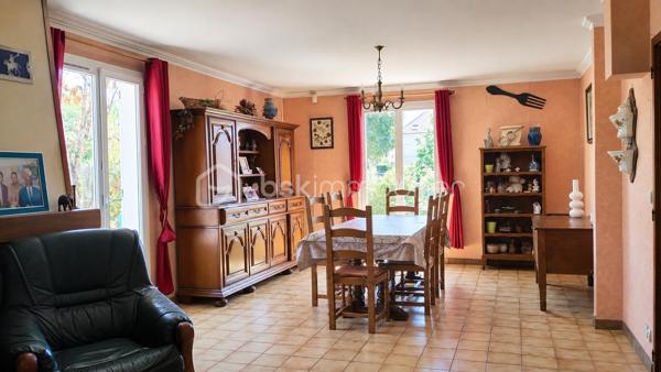 🏡 Maison familiale 5 pièces – 4 chambres – Nazelles-Négron

Située dans un environnement calme, cette maison bénéficie d'un emplacement recherché, à proximité des commerces, de la gare et à seulement 3 km du centre-ville d'Amboise.

✨ Édifiée sur un terrain de 300 m², elle comprend :
✔️ Une entrée
✔️ Une cuisine
✔️ Un double séjour lumineux
✔️ Un WC indépendant
✔️ Un accès direct au garage

🛏️ À l'étage :
✔️ 4 chambres
✔️ Une salle d'eau avec WC

🌿 Une belle opportunité pour une famille souhaitant créer un intérieur à son image. Avec quelques travaux de rénovation, cette maison pourra révéler tout son potentiel et devenir un véritable cocon, personnalisé selon vos envies et vos goûts.

📞 Envie d'en savoir plus ou de programmer une visite ? Contactez-moi !
