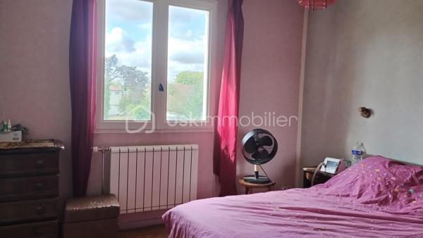 🏡 Maison familiale 5 pièces – 4 chambres – Nazelles-Négron

Située dans un environnement calme, cette maison bénéficie d'un emplacement recherché, à proximité des commerces, de la gare et à seulement 3 km du centre-ville d'Amboise.

✨ Édifiée sur un terrain de 300 m², elle comprend :
✔️ Une entrée
✔️ Une cuisine
✔️ Un double séjour lumineux
✔️ Un WC indépendant
✔️ Un accès direct au garage

🛏️ À l'étage :
✔️ 4 chambres
✔️ Une salle d'eau avec WC

🌿 Une belle opportunité pour une famille souhaitant créer un intérieur à son image. Avec quelques travaux de rénovation, cette maison pourra révéler tout son potentiel et devenir un véritable cocon, personnalisé selon vos envies et vos goûts.

📞 Envie d'en savoir plus ou de programmer une visite ? Contactez-moi !