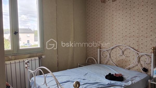 🏡 Maison familiale 5 pièces – 4 chambres – Nazelles-Négron

Située dans un environnement calme, cette maison bénéficie d'un emplacement recherché, à proximité des commerces, de la gare et à seulement 3 km du centre-ville d'Amboise.

✨ Édifiée sur un terrain de 300 m², elle comprend :
✔️ Une entrée
✔️ Une cuisine
✔️ Un double séjour lumineux
✔️ Un WC indépendant
✔️ Un accès direct au garage

🛏️ À l'étage :
✔️ 4 chambres
✔️ Une salle d'eau avec WC

🌿 Une belle opportunité pour une famille souhaitant créer un intérieur à son image. Avec quelques travaux de rénovation, cette maison pourra révéler tout son potentiel et devenir un véritable cocon, personnalisé selon vos envies et vos goûts.

📞 Envie d'en savoir plus ou de programmer une visite ? Contactez-moi !