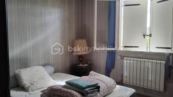 🏡 Maison familiale 5 pièces – 4 chambres – Nazelles-Négron

Située dans un environnement calme, cette maison bénéficie d'un emplacement recherché, à proximité des commerces, de la gare et à seulement 3 km du centre-ville d'Amboise.

✨ Édifiée sur un terrain de 300 m², elle comprend :
✔️ Une entrée
✔️ Une cuisine
✔️ Un double séjour lumineux
✔️ Un WC indépendant
✔️ Un accès direct au garage

🛏️ À l'étage :
✔️ 4 chambres
✔️ Une salle d'eau avec WC

🌿 Une belle opportunité pour une famille souhaitant créer un intérieur à son image. Avec quelques travaux de rénovation, cette maison pourra révéler tout son potentiel et devenir un véritable cocon, personnalisé selon vos envies et vos goûts.

📞 Envie d'en savoir plus ou de programmer une visite ? Contactez-moi !