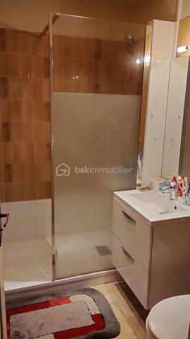 🏡 Maison familiale 5 pièces – 4 chambres – Nazelles-Négron

Située dans un environnement calme, cette maison bénéficie d'un emplacement recherché, à proximité des commerces, de la gare et à seulement 3 km du centre-ville d'Amboise.

✨ Édifiée sur un terrain de 300 m², elle comprend :
✔️ Une entrée
✔️ Une cuisine
✔️ Un double séjour lumineux
✔️ Un WC indépendant
✔️ Un accès direct au garage

🛏️ À l'étage :
✔️ 4 chambres
✔️ Une salle d'eau avec WC

🌿 Une belle opportunité pour une famille souhaitant créer un intérieur à son image. Avec quelques travaux de rénovation, cette maison pourra révéler tout son potentiel et devenir un véritable cocon, personnalisé selon vos envies et vos goûts.

📞 Envie d'en savoir plus ou de programmer une visite ? Contactez-moi !