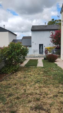 🏡 Maison familiale 5 pièces – 4 chambres – Nazelles-Négron

Située dans un environnement calme, cette maison bénéficie d'un emplacement recherché, à proximité des commerces, de la gare et à seulement 3 km du centre-ville d'Amboise.

✨ Édifiée sur un terrain de 300 m², elle comprend :
✔️ Une entrée
✔️ Une cuisine
✔️ Un double séjour lumineux
✔️ Un WC indépendant
✔️ Un accès direct au garage

🛏️ À l'étage :
✔️ 4 chambres
✔️ Une salle d'eau avec WC

🌿 Une belle opportunité pour une famille souhaitant créer un intérieur à son image. Avec quelques travaux de rénovation, cette maison pourra révéler tout son potentiel et devenir un véritable cocon, personnalisé selon vos envies et vos goûts.

📞 Envie d'en savoir plus ou de programmer une visite ? Contactez-moi !