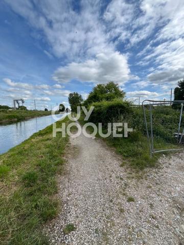 BATIMENT A RENOVER SUR 5700 m2 de terrain