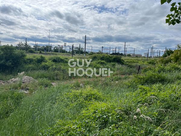 BATIMENT A RENOVER SUR 5700 m2 de terrain
