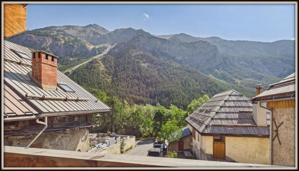 VAL-DES-PRÉS – MAISONNETTE ENTIÈREMENT RÉNOVÉE AVEC GARAGE ET EXTÉRIEUR