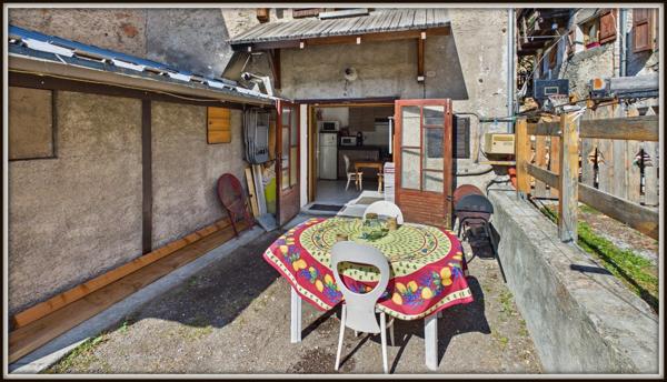 VAL-DES-PRÉS – MAISONNETTE ENTIÈREMENT RÉNOVÉE AVEC GARAGE ET EXTÉRIEUR