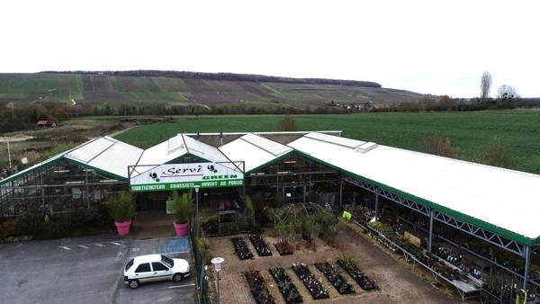 Château-Thierry à louer un ensemble de serres commerciales de 1022 m2 sur un terrain de 4158 m2
