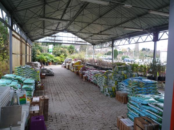 Château-Thierry à louer un ensemble de serres commerciales de 1022 m2 sur un terrain de 4158 m2