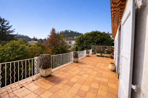 Appartement en plein centre de Forcalquier avec grande terrasse