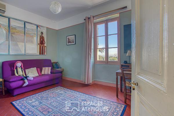 La maison du peintre et son jardin empli de fantaisie