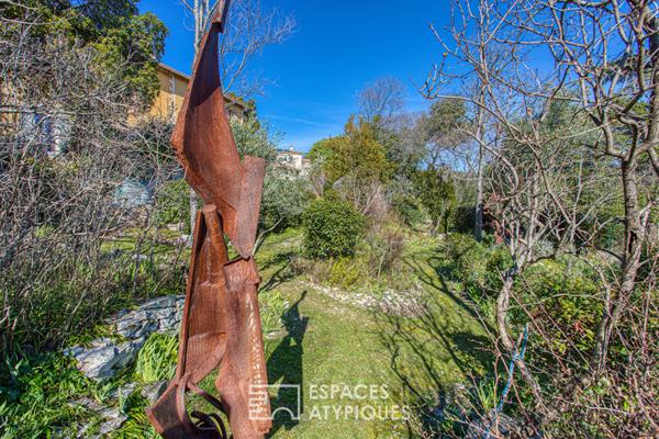 La maison du peintre et son jardin empli de fantaisie