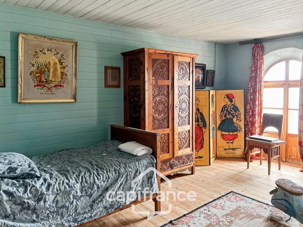 Ancien hôtel particulier de 7 Chambres avec terrasse toit, jardin, salle de cinéma, salle de théâtre, divers salons