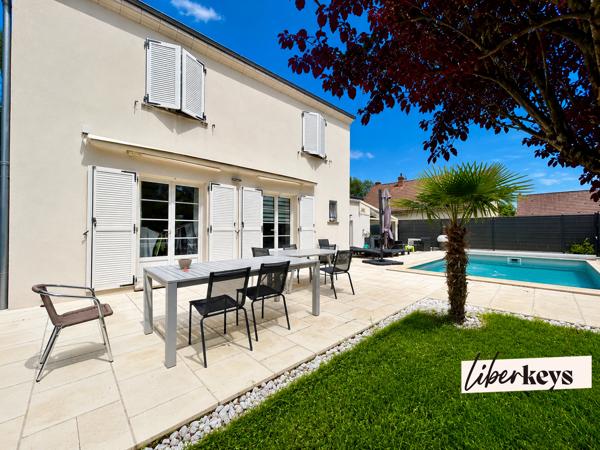À Olivet (45160), cette maison familiale avec piscine est implantée sur un terrain clos et arboré d'environ 980 m².