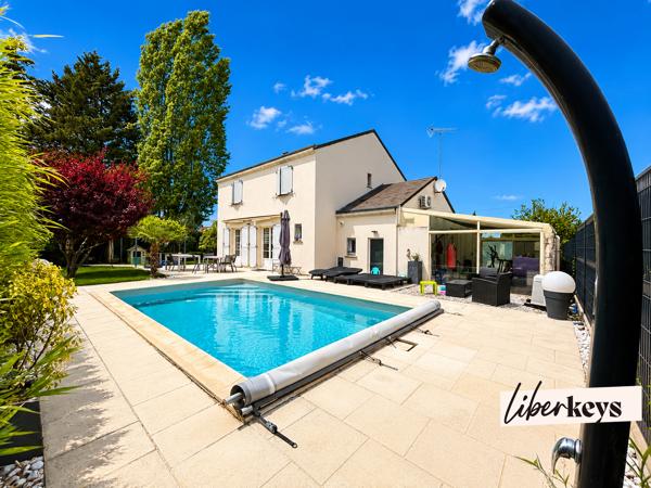 À Olivet (45160), cette maison familiale avec piscine est implantée sur un terrain clos et arboré d'environ 980 m².