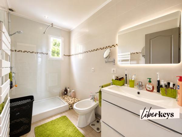 À Olivet (45160), cette maison familiale avec piscine est implantée sur un terrain clos et arboré d'environ 980 m².
