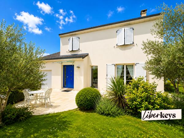 À Olivet (45160), cette maison familiale avec piscine est implantée sur un terrain clos et arboré d'environ 980 m².