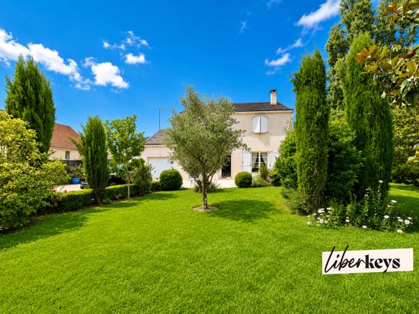 À Olivet (45160), cette maison familiale avec piscine est implantée sur un terrain clos et arboré d'environ 980 m².