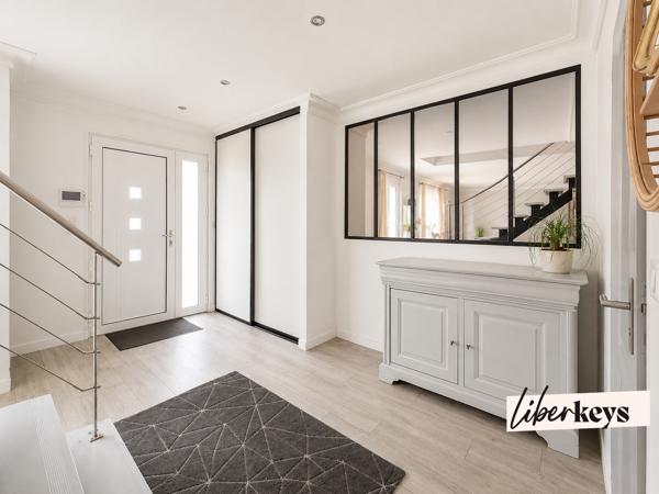 À Olivet (45160), cette maison familiale avec piscine est implantée sur un terrain clos et arboré d'environ 980 m².