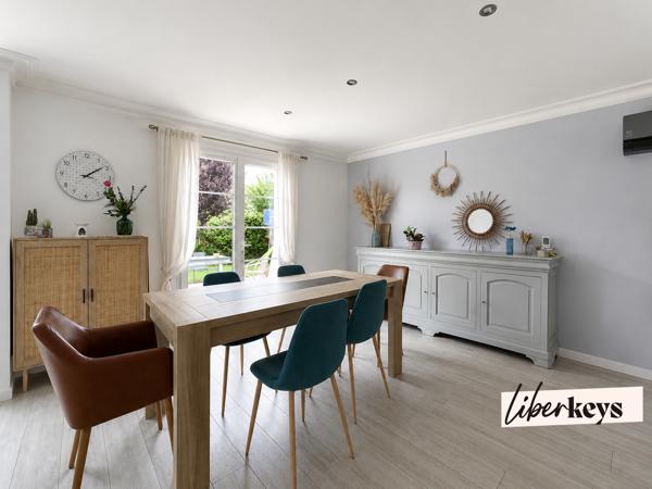 À Olivet (45160), cette maison familiale avec piscine est implantée sur un terrain clos et arboré d'environ 980 m².