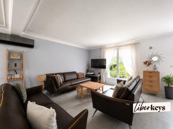 À Olivet (45160), cette maison familiale avec piscine est implantée sur un terrain clos et arboré d'environ 980 m².