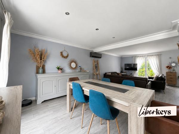 À Olivet (45160), cette maison familiale avec piscine est implantée sur un terrain clos et arboré d'environ 980 m².